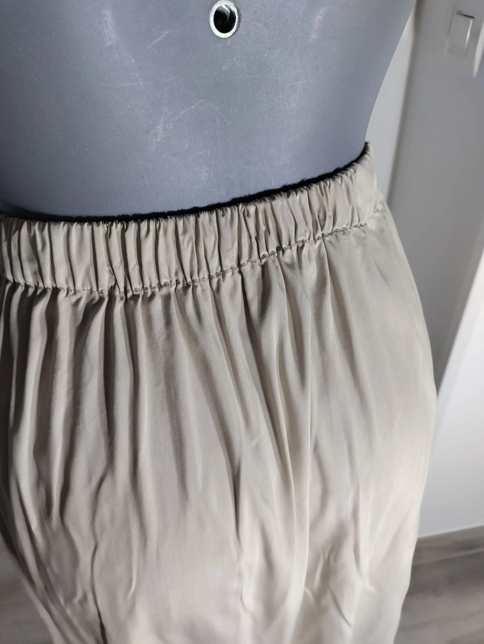 Falda Zara Basic beige con botones y vuelo - Talla XS – photo 7